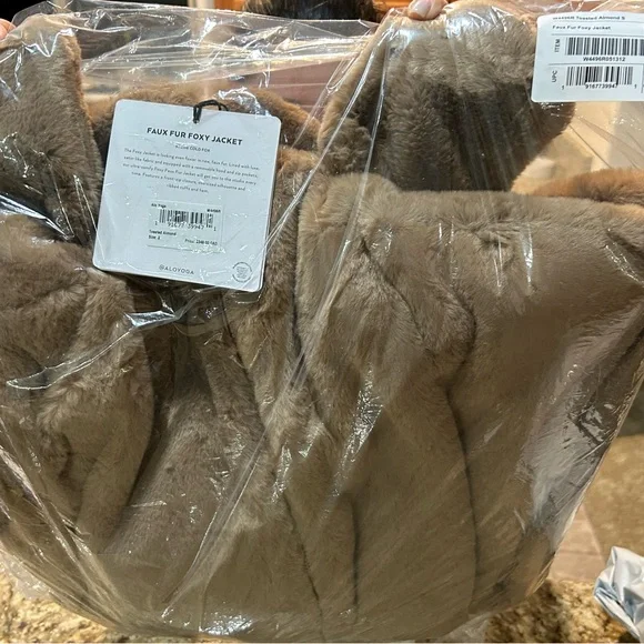 Alo Yoga Faux Fur Foxy Jacket - Picture 3 of 3